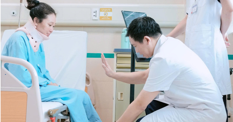 Người phụ nữ Lào bị liệt đã bán cả đàn bò sang Việt Nam tìm lại bước đi