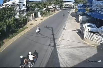 Tạm giữ thanh niên đạp ngã chồng cũ của bạn gái giữa đường