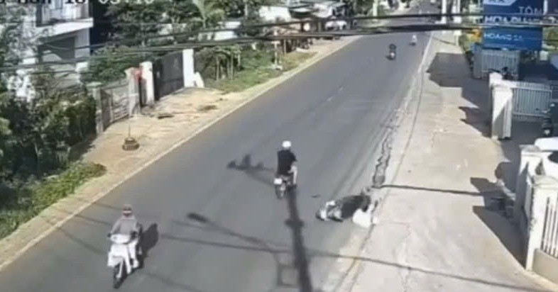 Tạm giữ thanh niên đạp ngã chồng cũ của bạn gái giữa đường