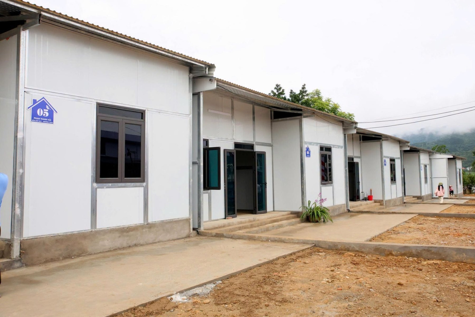 Thi công 'thần tốc', bàn giao 24 nhà mới cho người dân vùng lũ quét Mường Than