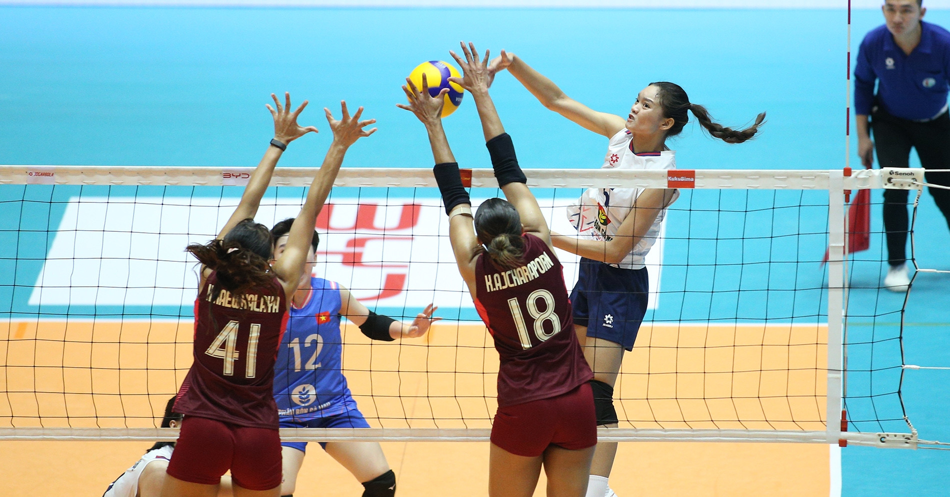 Tuyển bóng chuyền nữ Việt Nam vs Indonesia: HLV Ngọc Hoa ra mắt