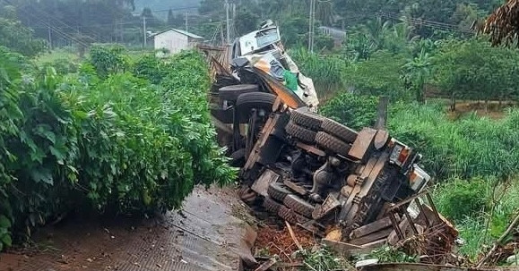 Xe tải cẩu mất phanh tông sập cầu ở Đồng Nai
