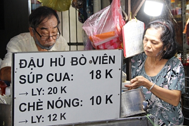 40 năm bán món ngon, giá rẻ, vợ chồng U70 ở TPHCM khiến khách xếp hàng mỗi chiều