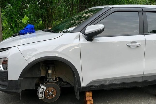 Bản tin trưa 7/8: Ô tô bị tháo trộm 2 bánh trong đêm tại khu đô thị ở Hà Nội