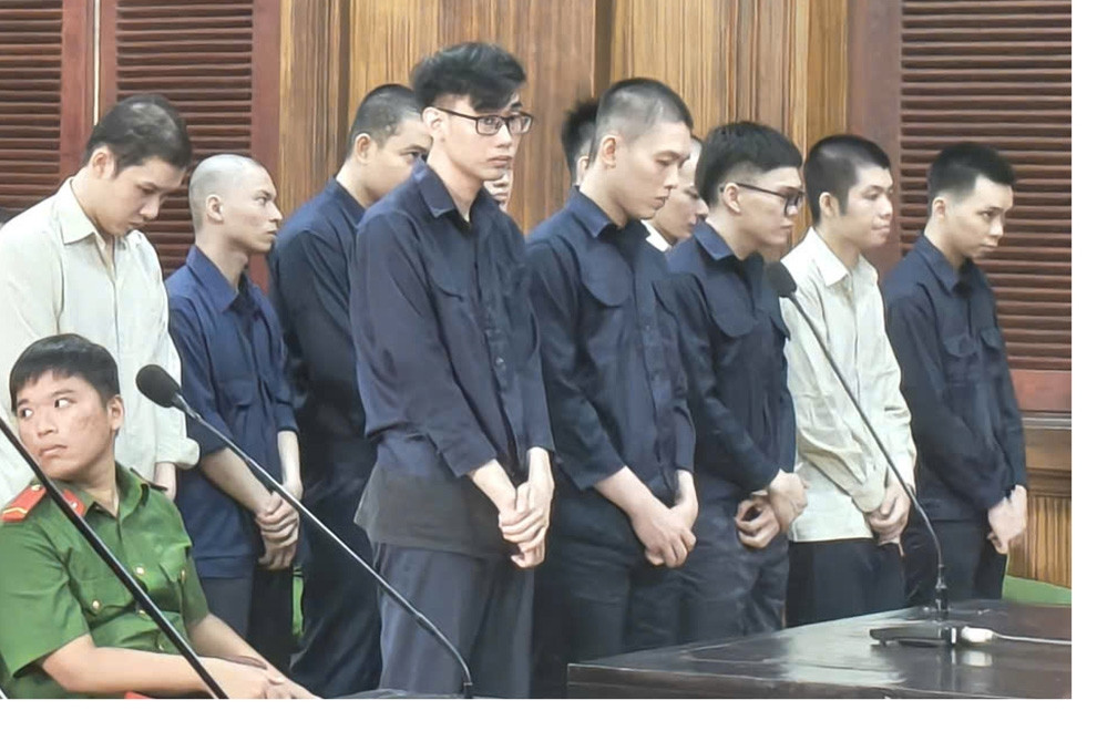 Bí mật bên trong thùng hàng chuyển phát nhanh của đôi nam nữ