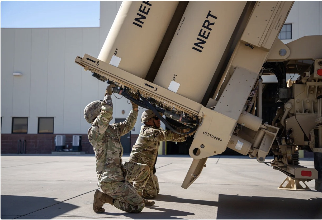 Binh sĩ  Mỹ đang kiểm tra và chuẩn bị bệ phóng tên lửa. Ảnh: US Army