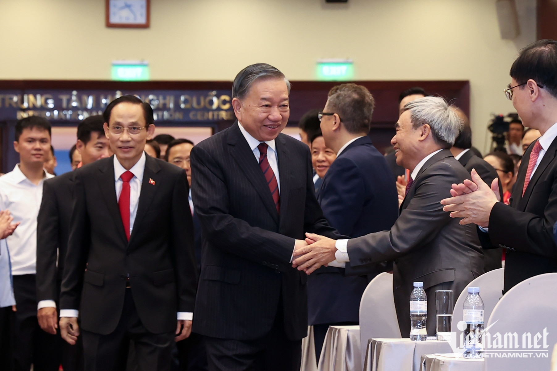 https://static-images.vnncdn.net/vps_images_publish/000001/000003/2026/8/7/bo-truong-le-hoai-trung-noi-ve-trach-nhiem-vinh-du-lich-su-cua-nganh-ngoai-giao-2972.jpg