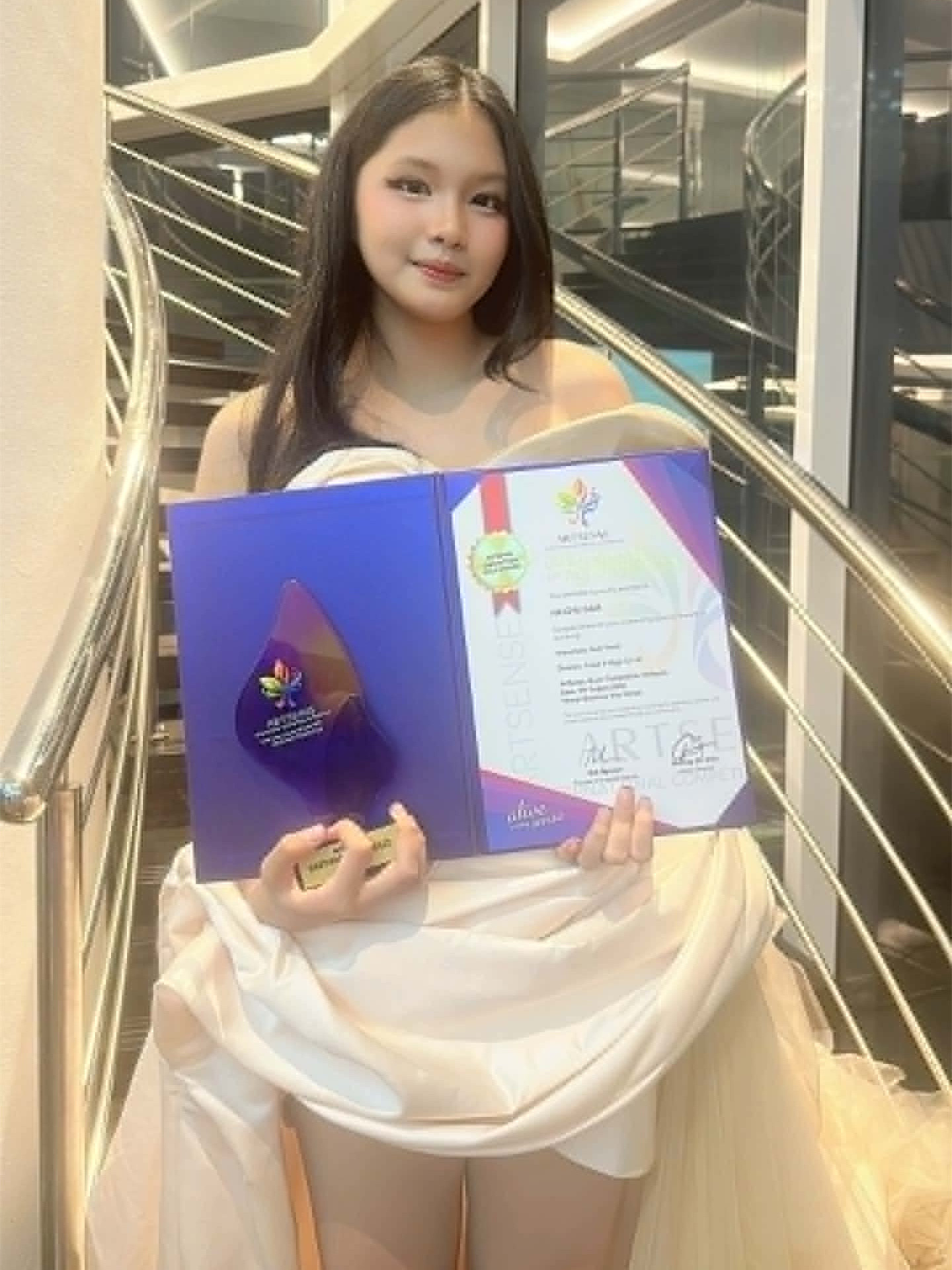 https://static-images.vnncdn.net/vps_images_publish/000001/000003/2026/8/7/cup-va-giay-chung-nhan-dat-giai-97.jpg