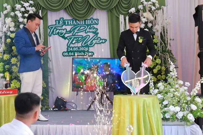 Đám cưới vắng cô dâu ở Phú Thọ, chú rể một mình làm lễ, hai họ khóc vì thương