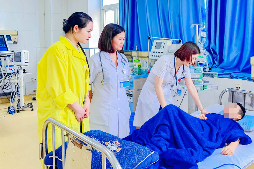 Đưa con đi bơi, nữ bác sĩ kịp thời ép tim cứu người đuối nước