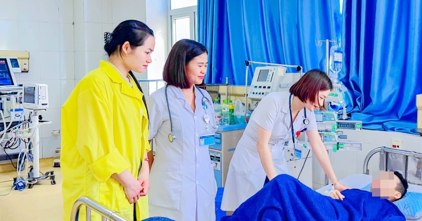 Đưa con đi bơi, nữ bác sĩ kịp thời ép tim cứu người đuối nước