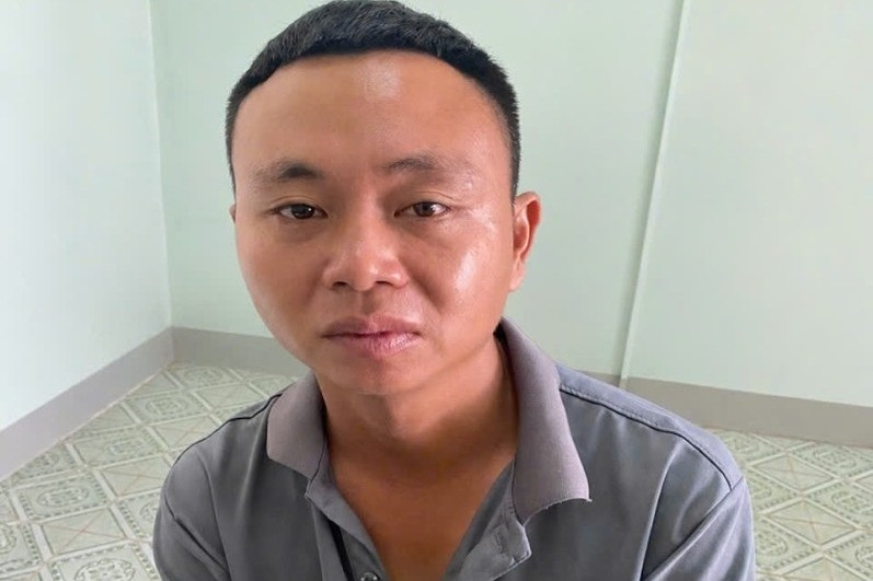 Khởi tố cha dượng bóp cổ, tát liên tiếp con riêng 3 tuổi của vợ