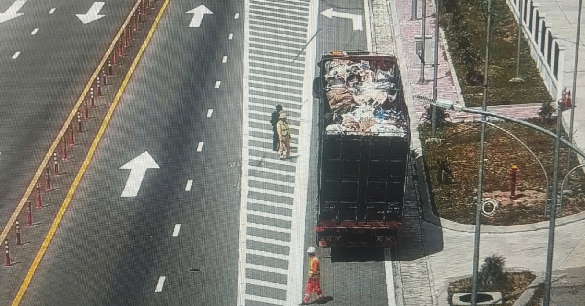 Loạt ô tô thủng lốp trên cao tốc, camera truy dấu hàng trăm km tìm &amp;apos;thủ phạm&amp;apos;