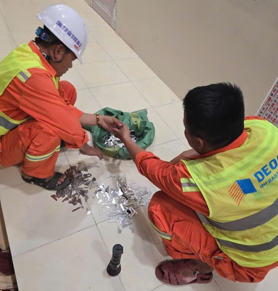 Lực lượng quản lý vận hành tuyến đường thu gom vật sắc nhọn rơi trên đường (3).jpg
