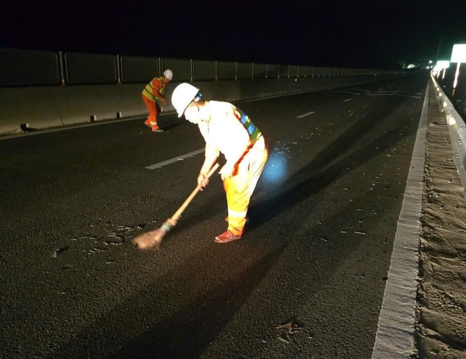 Lực lượng quản lý vận hành tuyến đường thu gom vật sắc nhọn rơi trên đường (4).jpg