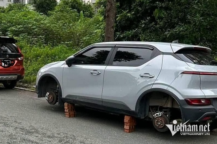Nữ chủ ô tô kể phút biết xe bị tháo mất 2 bánh khi đỗ ở khu đô thị Hà Nội
