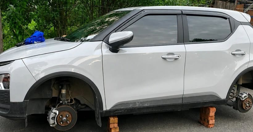 Ô tô bị tháo trộm 2 bánh trong đêm tại khu đô thị ở Hà Nội