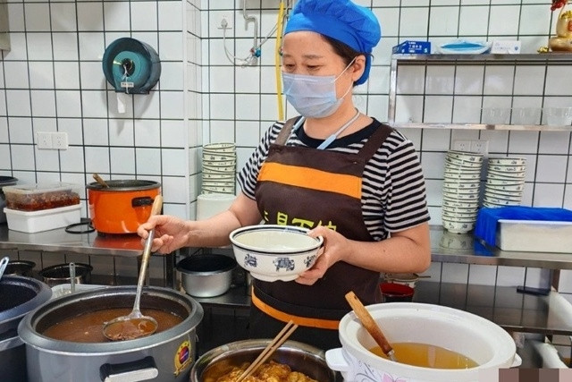 Quán mì 12 năm không tăng giá, khách xếp hàng dài chờ thưởng thức