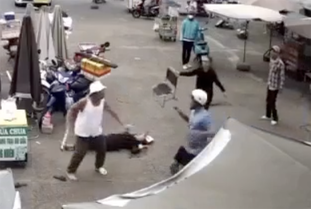 tan cong nguoi giua cho 2.png