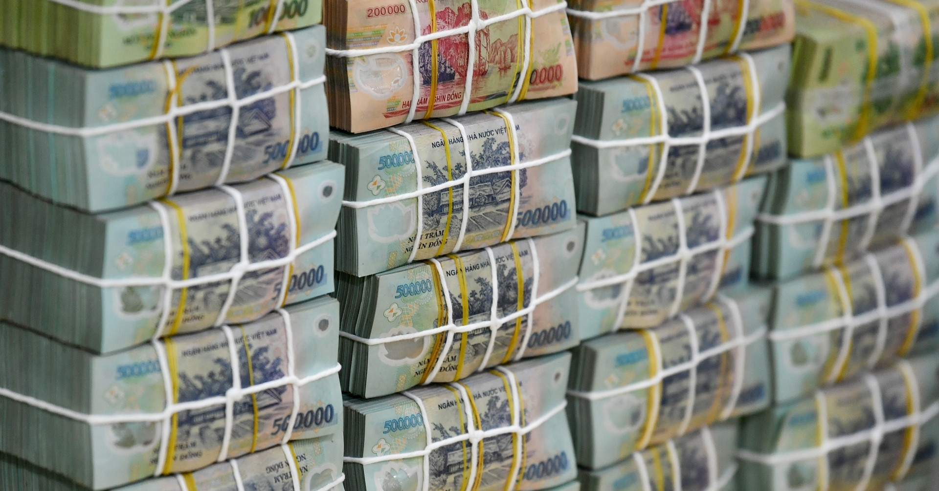Thu ngân sách gần 1,9 triệu tỷ, giải ngân đầu tư công đạt hơn 350.000 tỷ đồng