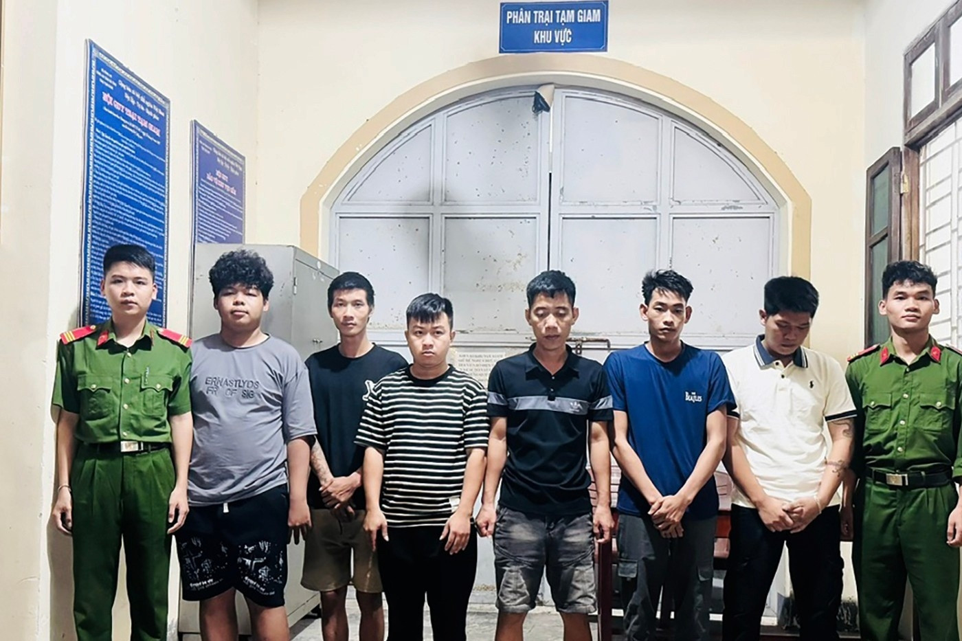 Triệt phá đường dây bán ma túy 'cỏ' cho công nhân, học sinh, phát sinh hơn 9.000 giao dịch