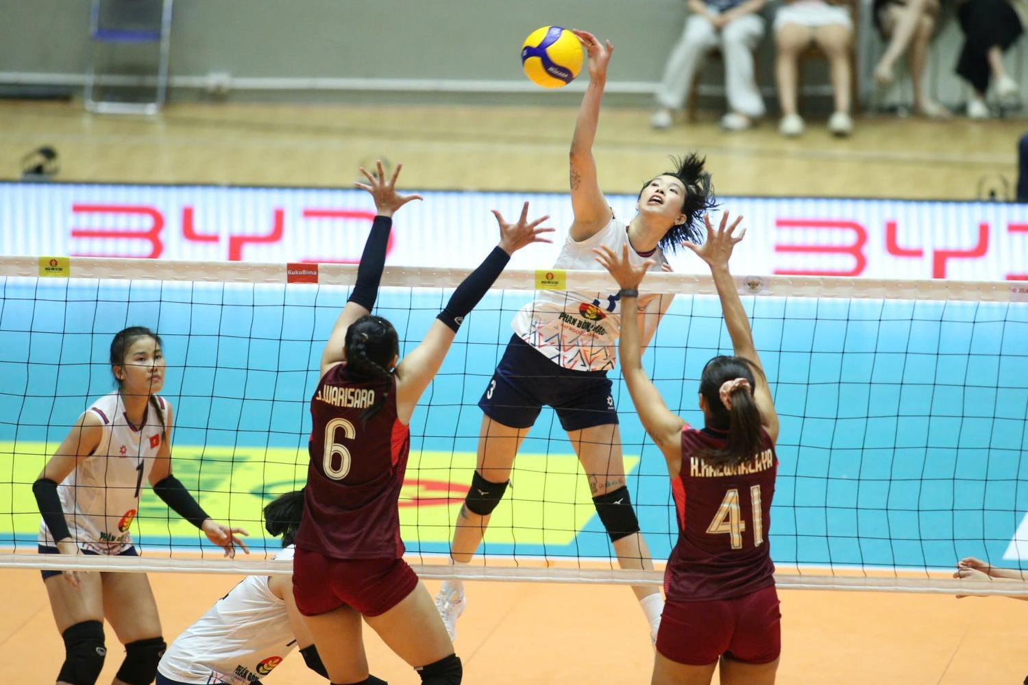 Trực tiếp bóng chuyền nữ Việt Nam 1-0 Indonesia: Ngược dòng set 2