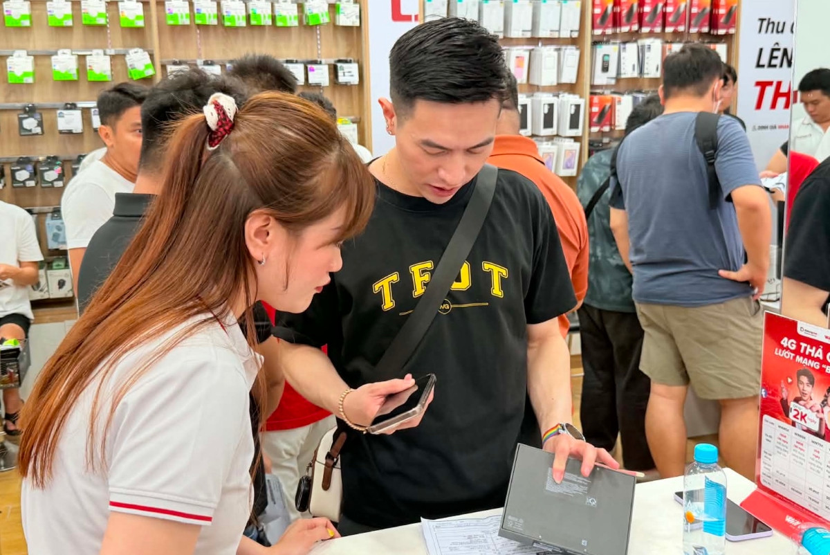 Trắng đêm chờ giao hàng Samsung Galaxy Z Fold 8 Ultra, Z Fold 8 và Z Flip 8