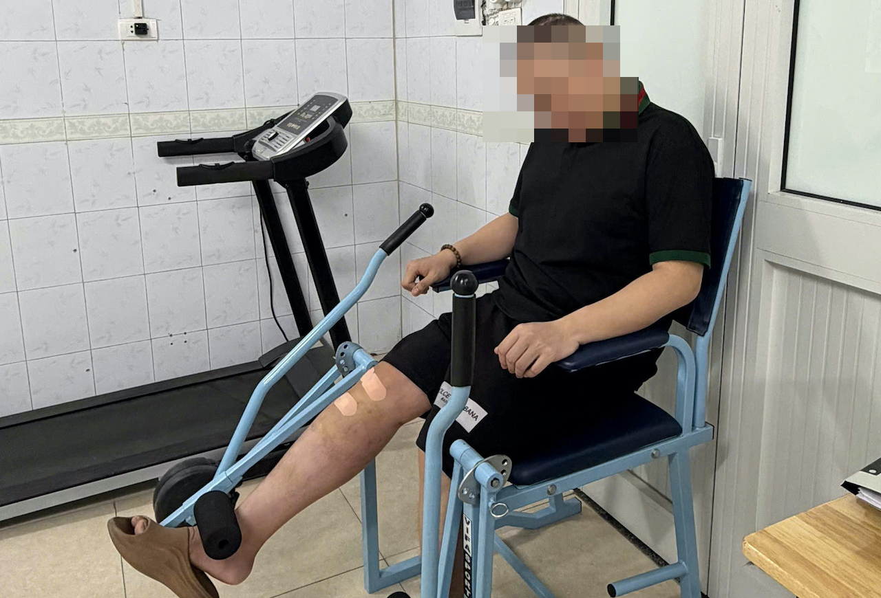 Bác sĩ thể thao nói về thói quen xoa dầu, chườm nóng khi bong gân