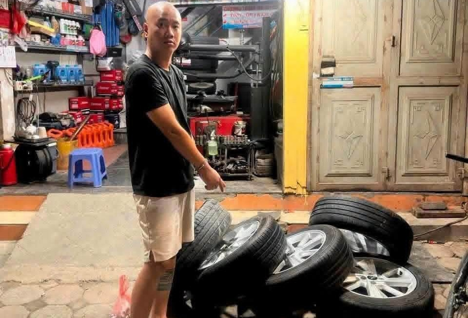 Bắt giữ nghi phạm trộm 2 bánh của ô tô đỗ trong khu đô thị ở Hà Nội