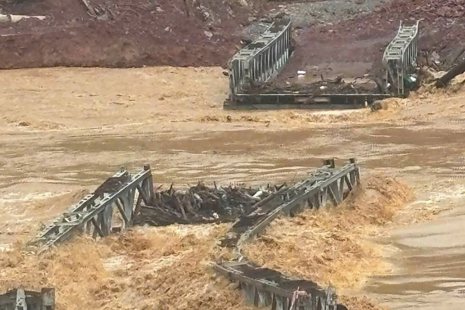 Cầu hơn 2 tỷ đồng chưa kịp bàn giao đã bị lũ cuốn trôi
