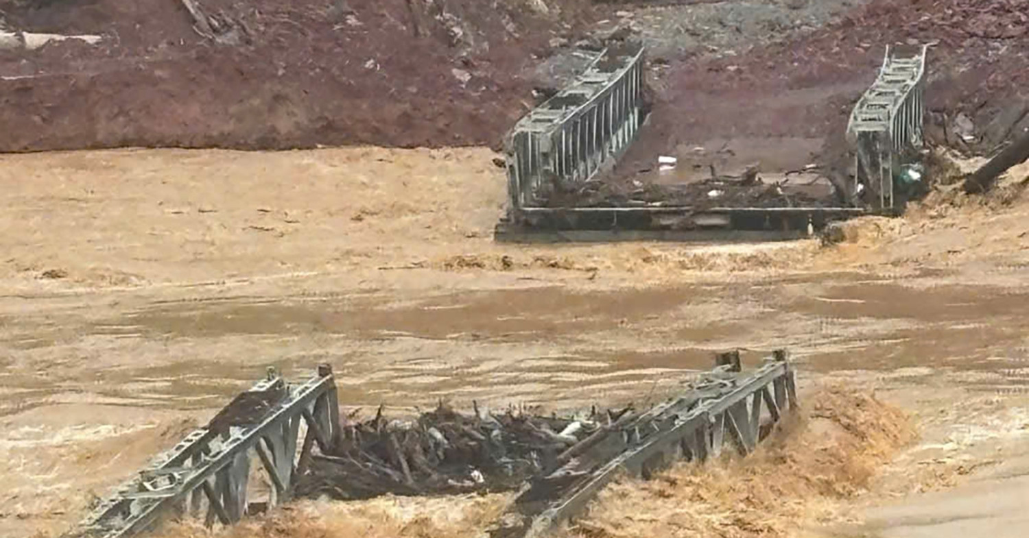Cầu hơn 2 tỷ đồng chưa kịp bàn giao đã bị lũ cuốn trôi