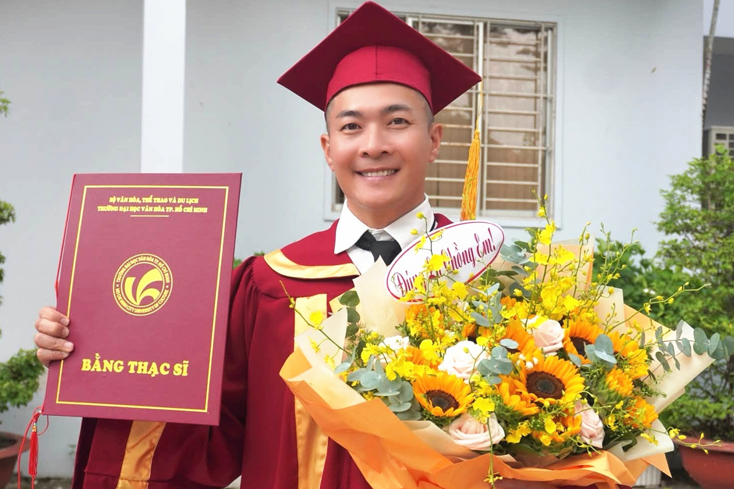 'Hoàng tử xiếc' Quốc Cơ tốt nghiệp thạc sĩ, xúc động cảm ơn vợ là MC nổi tiếng