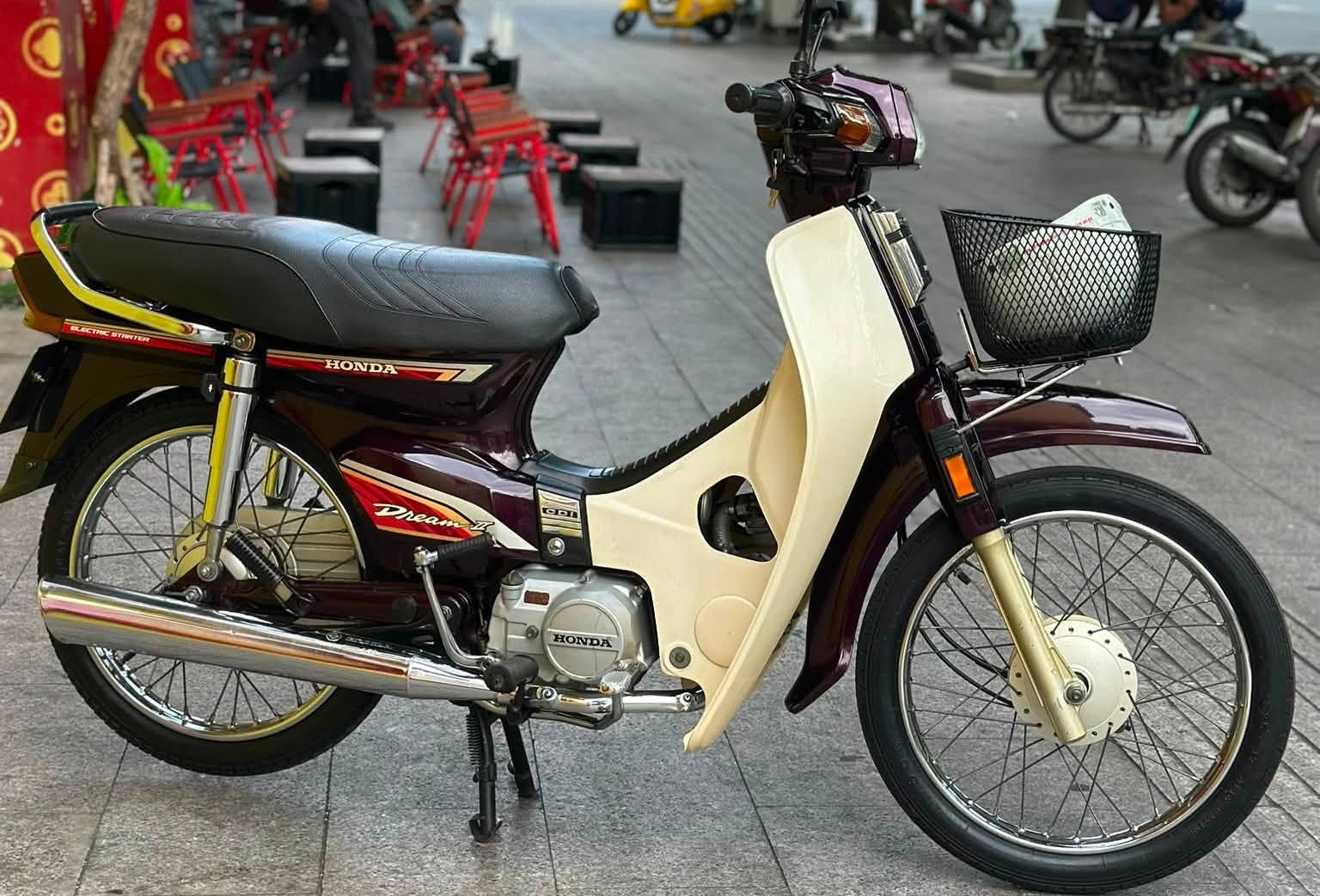 Honda Dream Thái '7 số' hơn 30 năm tuổi, sơn zin giá 120 triệu đồng