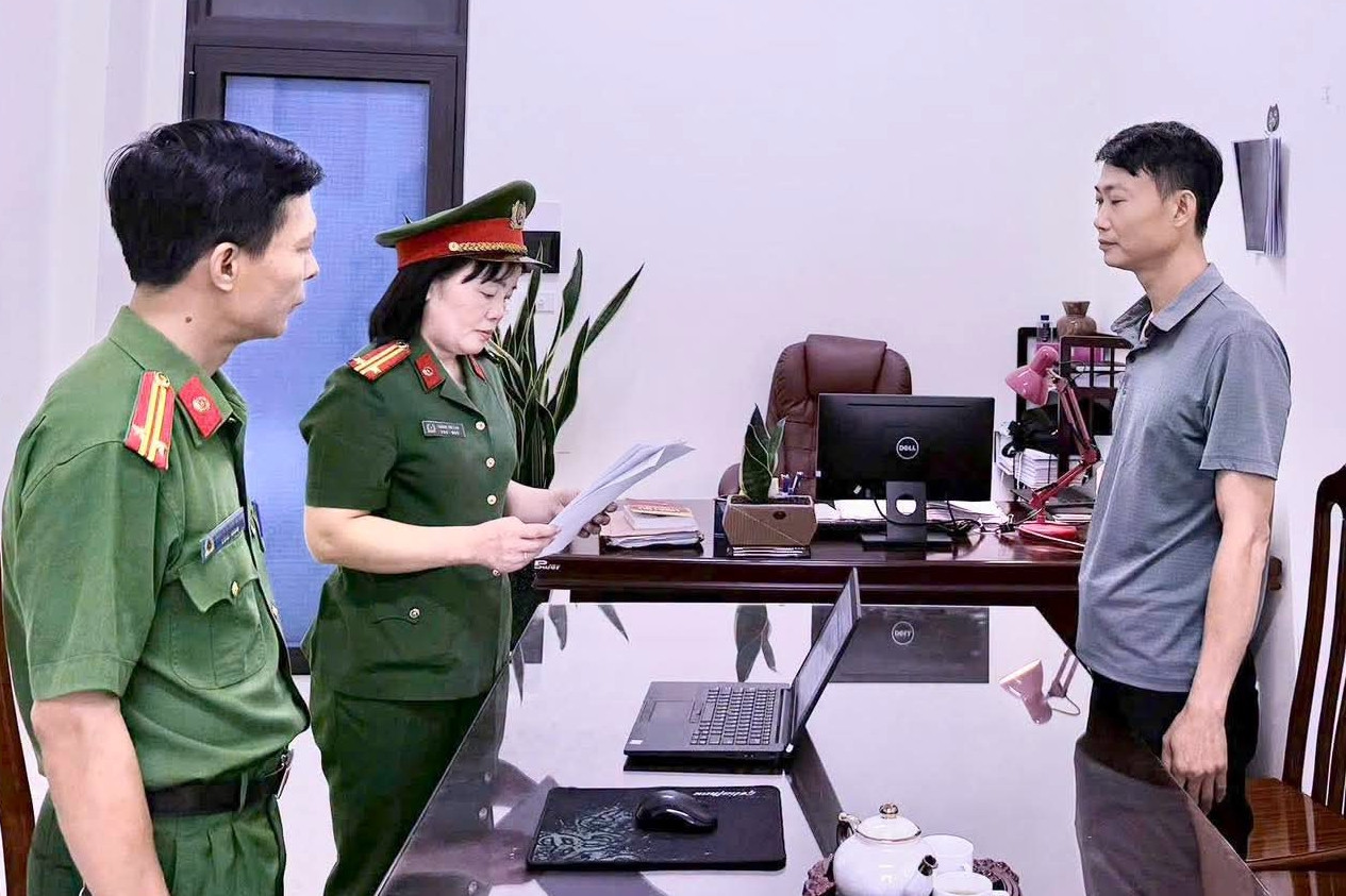 Khởi tố cai thầu để công nhân ngã cột điện tử vong