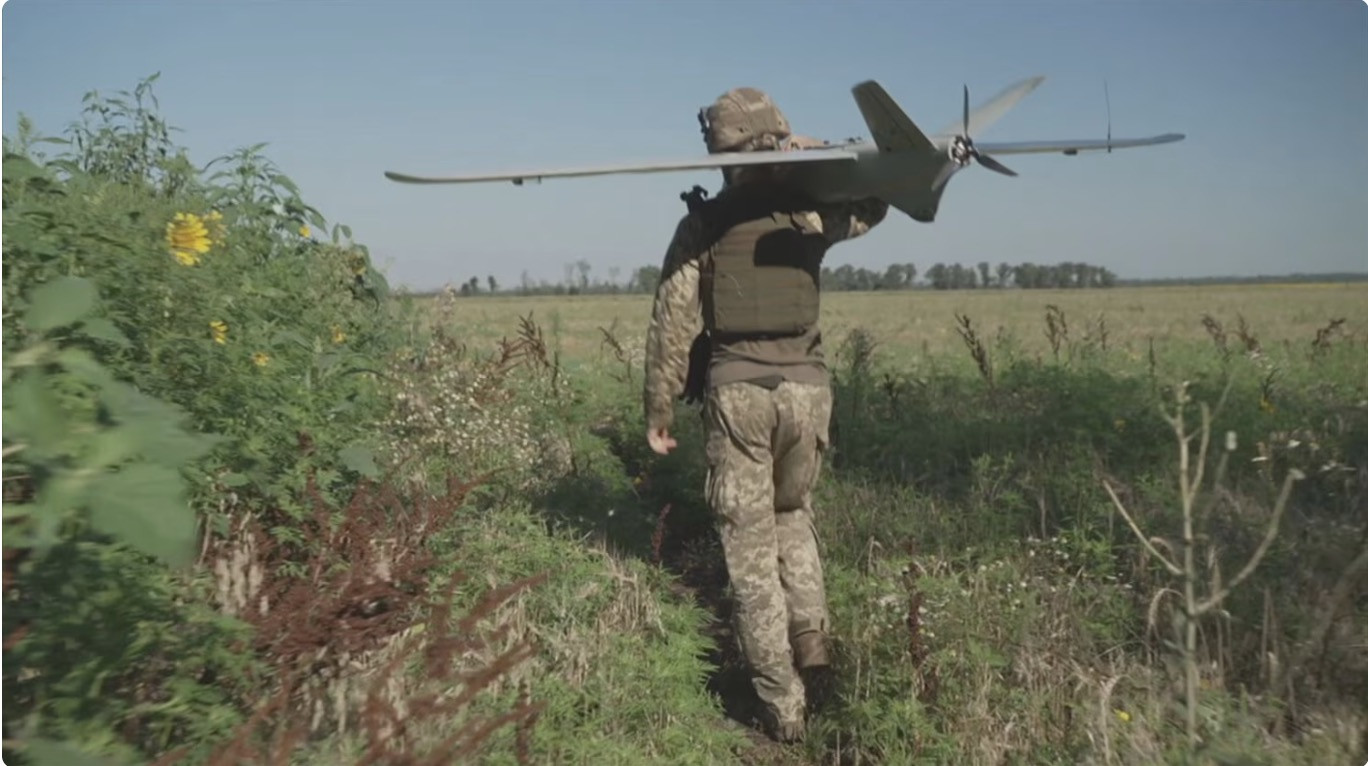 Lính Ukraine vác UAV. Ảnh: ABC