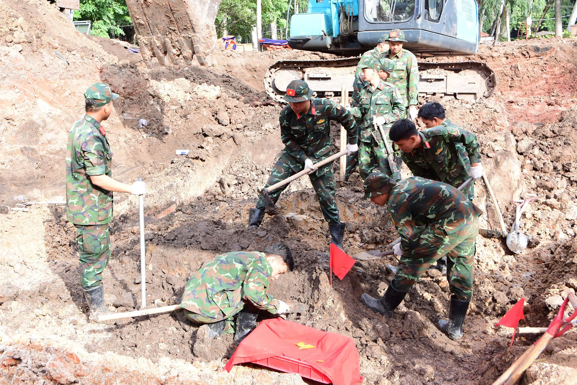 Phát hiện thêm 18 hài cốt liệt sĩ tại công viên Lê Thị Riêng
