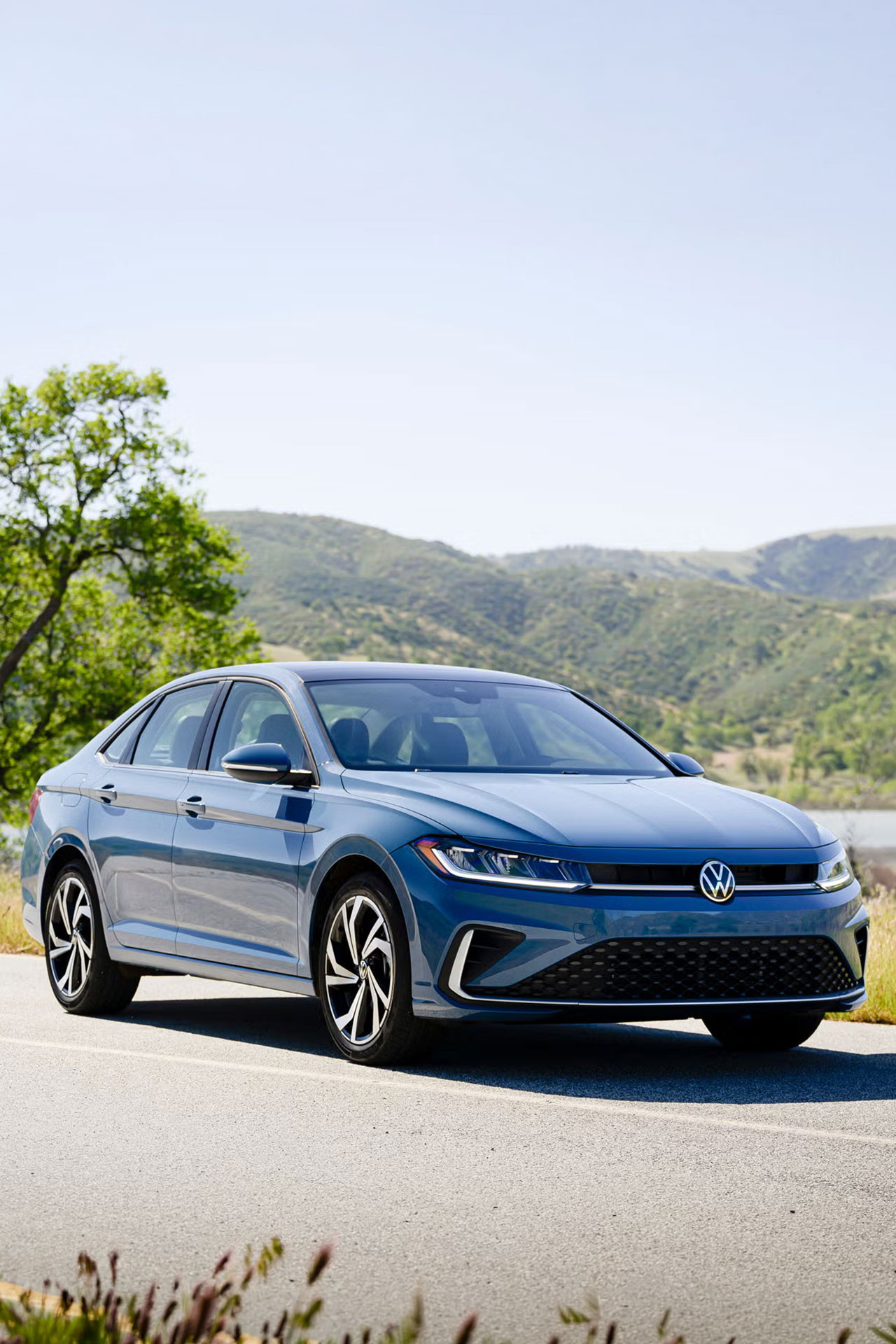 https://static-images.vnncdn.net/vps_images_publish/000001/000003/2026/8/9/2025-volkswagen-jetta-107-6679be9c4f143-112.jpg