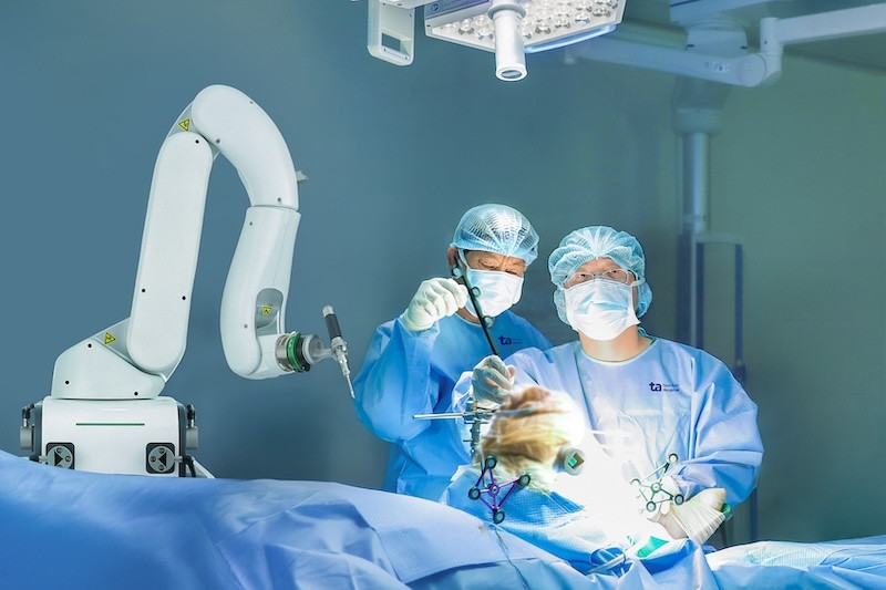 Bệnh viện Tâm Anh vượt mốc 100 ca thay khớp khó bằng 'siêu robot' AI