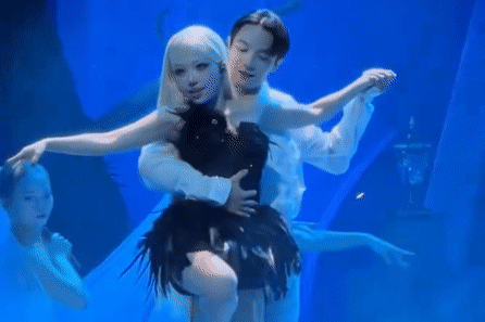 Ca sĩ Phùng Khánh Linh khiến 4.000 khán giả 'vỡ oà' với màn múa ballet