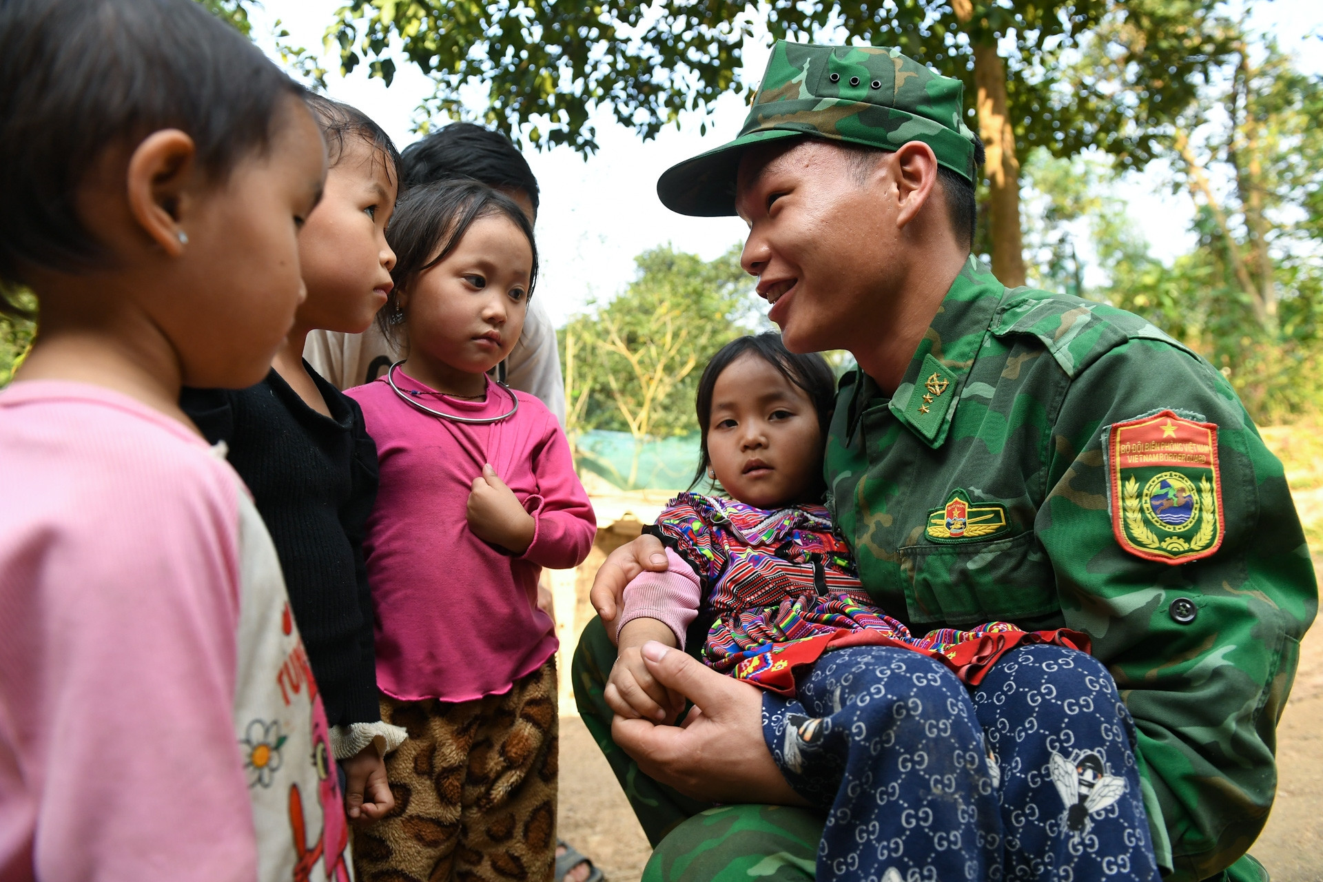 Chiến sĩ Đồn Biên phòng Trịnh Tường cùng dân giữ biên giới, phát triển kinh tế