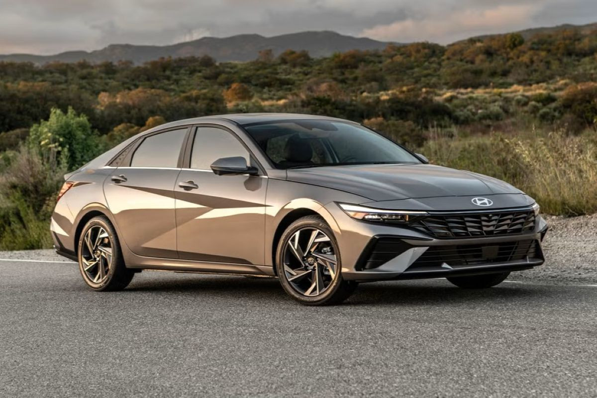 https://static-images.vnncdn.net/vps_images_publish/000001/000003/2026/8/9/hyundai-elantra-115.jpg