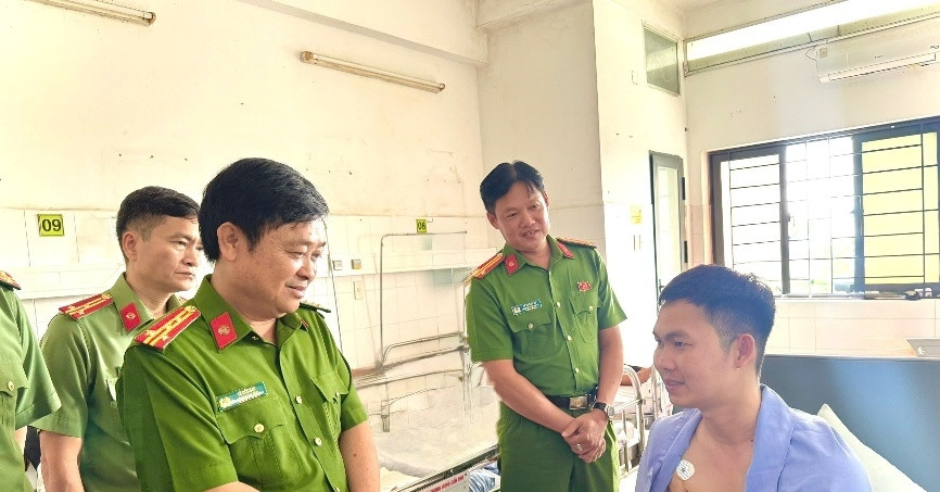 Thượng úy công an Cần Thơ bị thương khi chặn nhóm người mang bao tải chứa chó