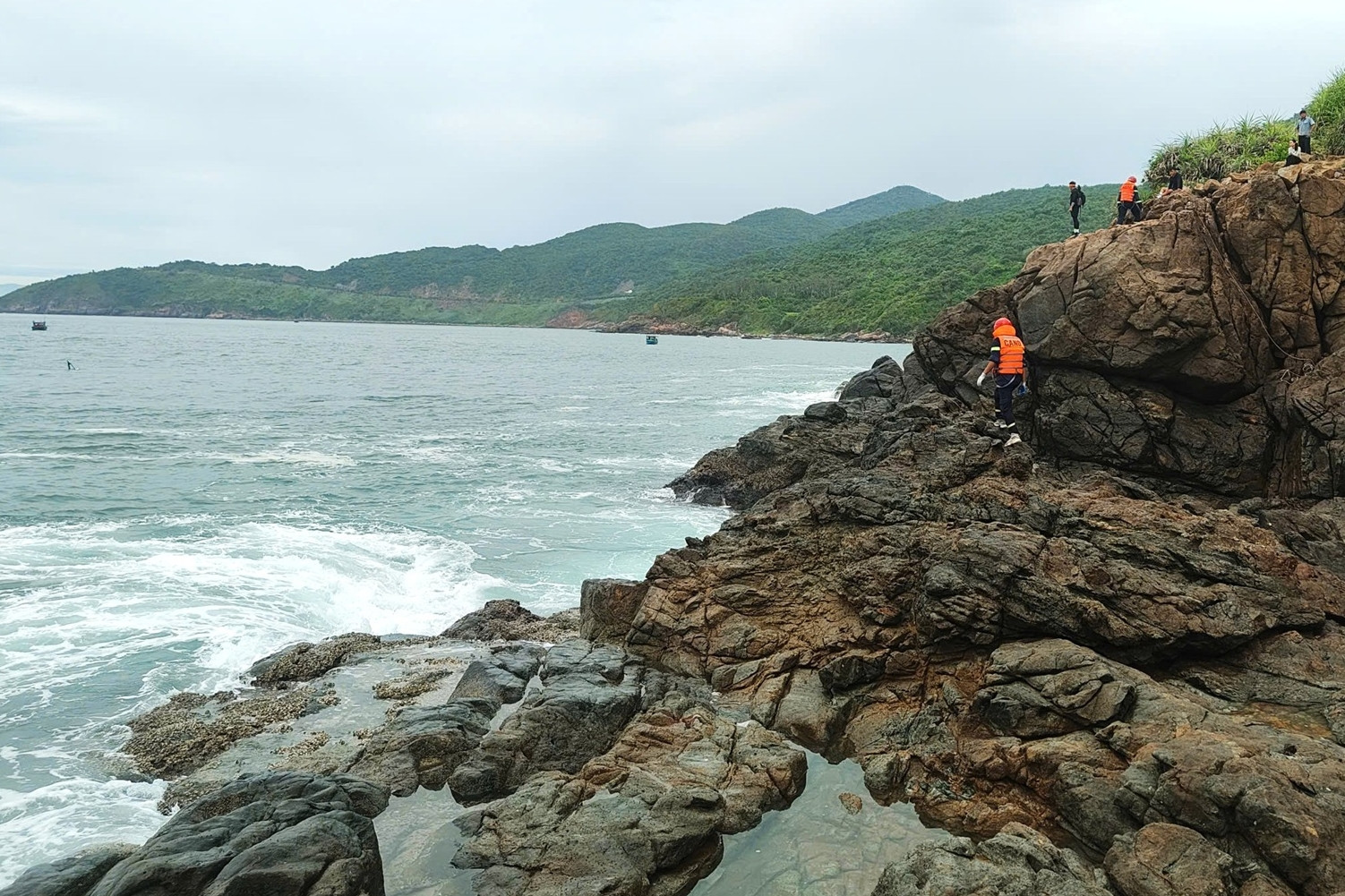Vụ 4 người bị sóng cuốn ở Sơn Trà: Khẩn trương tìm 2 cô gái mất tích