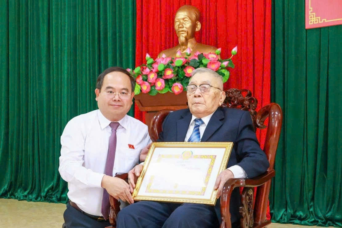 80 năm tuổi Đảng, cụ ông 99 tuổi hồi ức ngày đi treo cờ độc lập đầu tiên