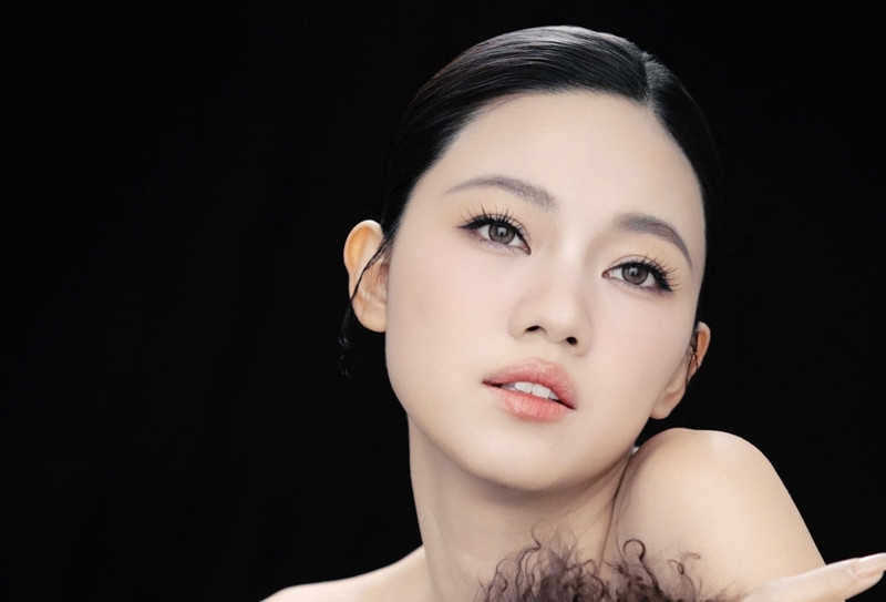Á hậu Thanh Tú mắc bệnh hiếm gặp, thức khuya học lấy bằng thạc sĩ ở tuổi 32