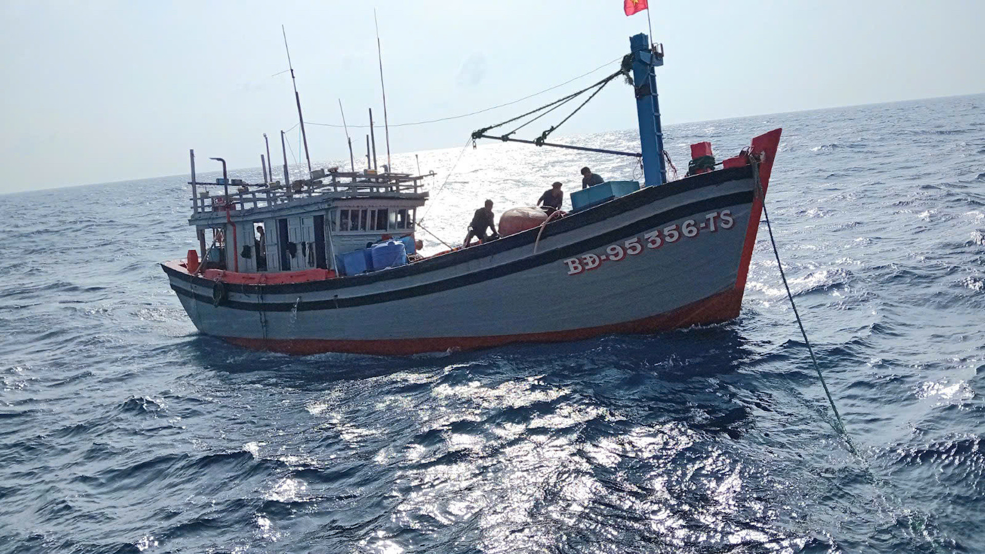 ẢNH 1. TÀU CÁ CHỞ NGƯ DÂN GẶP NẠN.jpg