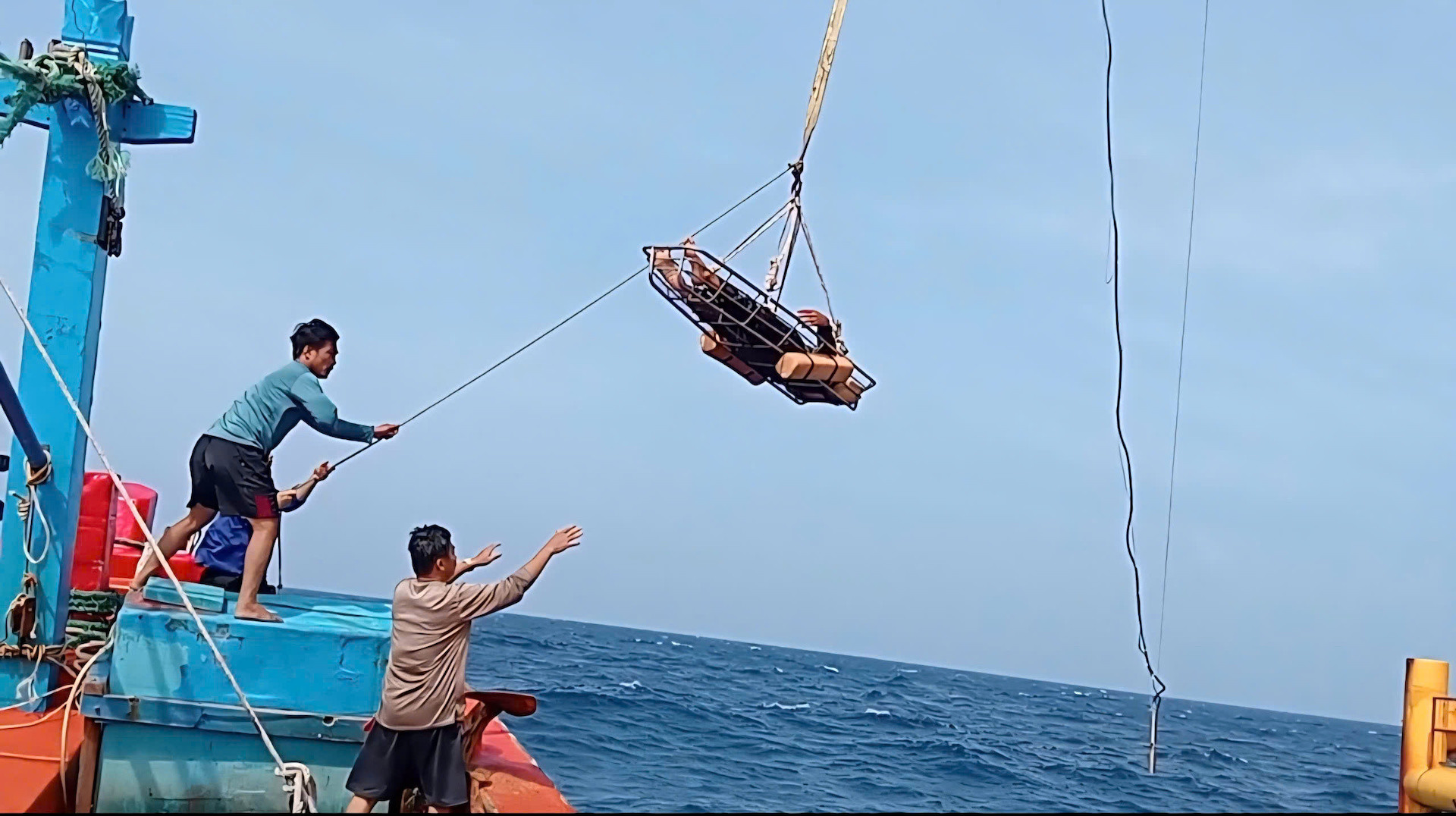 ẢNH 2. CẨU NGƯ DÂN LÊN SÀN CẬP TÀU NHÀ GIÀN.jpg