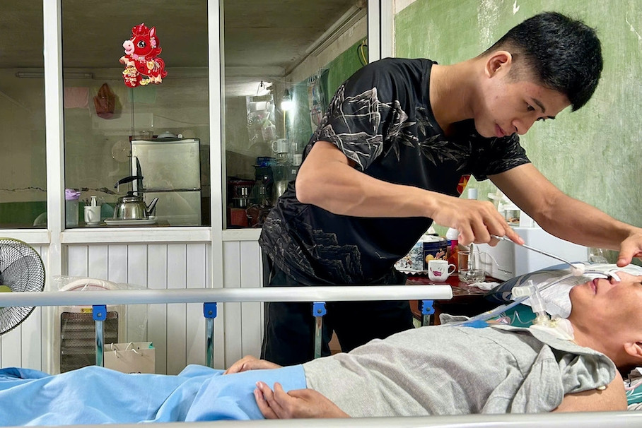 Chàng trai 26 tuổi ở Hà Nội gác ước mơ võ sĩ, cùng mẹ vượt qua biến cố đột quỵ