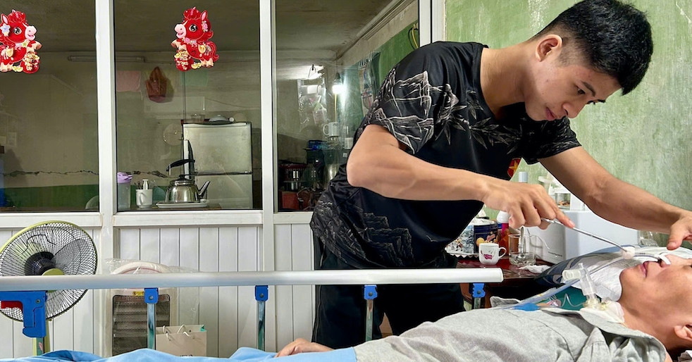 Chàng trai 26 tuổi ở Hà Nội gác ước mơ võ sĩ, cùng mẹ vượt qua biến cố đột quỵ