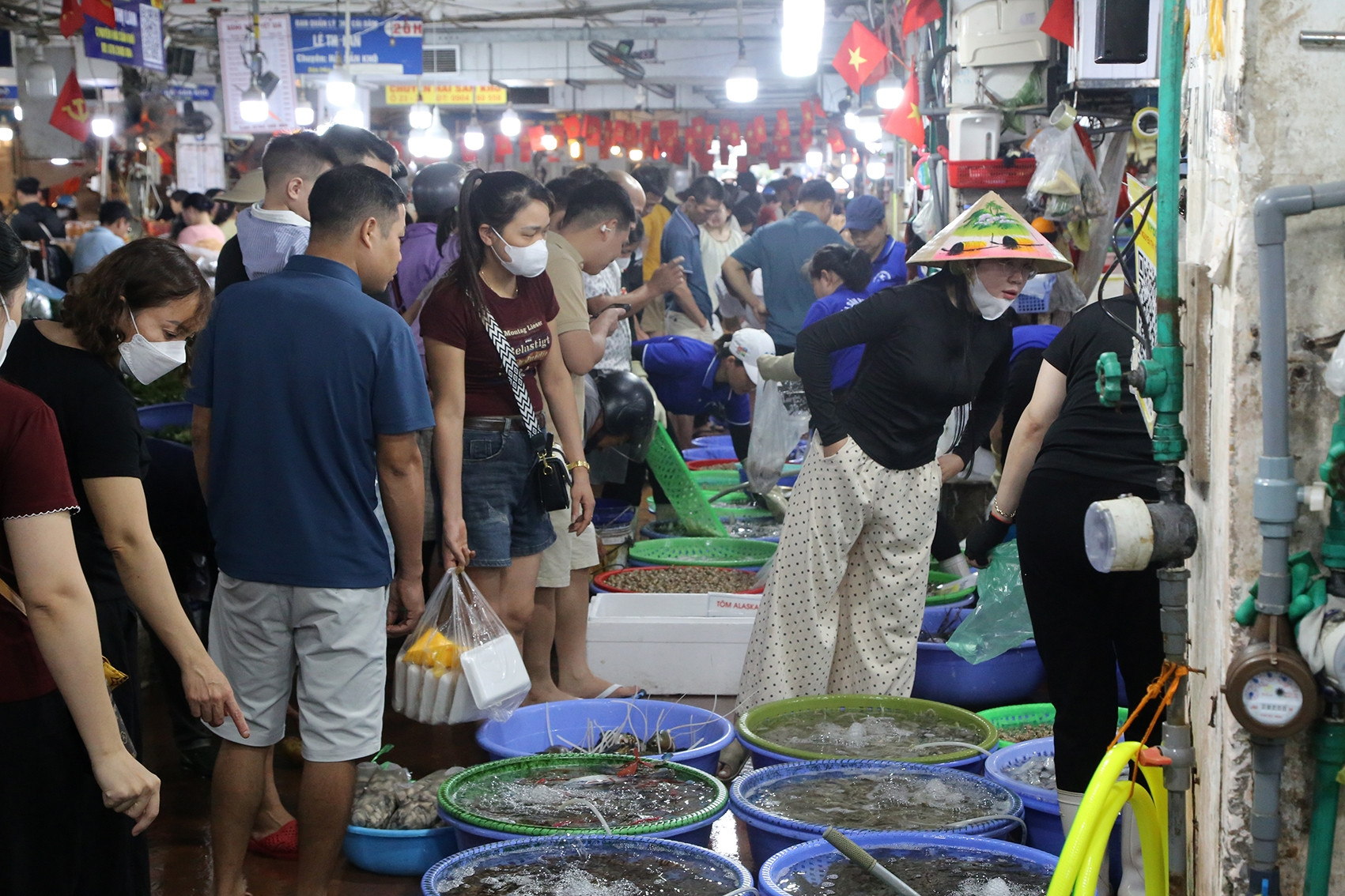 Chợ hải sản ở Quảng Ninh đông nghịt khách dịp nghỉ lễ, chủ sạp mỏi tay đóng hàng